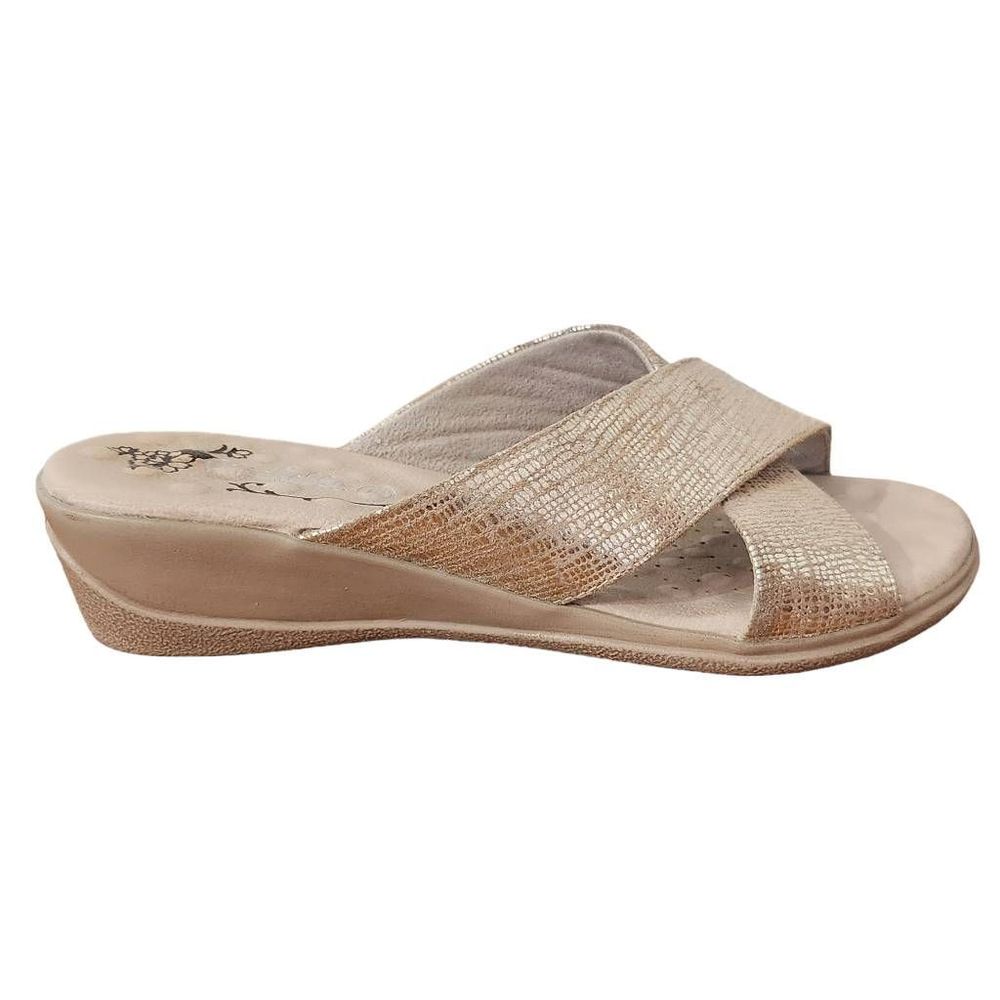 Michelle D Slip-on Wedge Sandals in Metallic Gold Size 7.5